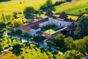 - une vue aérienne sur une grande maison avec une cour dans l'établissement Château de Mazelières, à Espiens