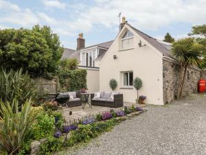 a house with a garden and a patio at Rhiw Afallen in Caernarfon