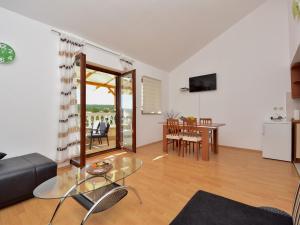 Televízia a/alebo spoločenská miestnosť v ubytovaní Holiday Home in Krusevo with Garden