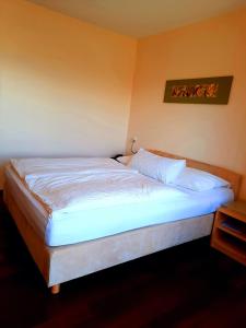 A bed or beds in a room at Das smarte Hotel garni