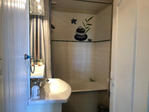 appartement Saint-Antoine في Toulon-sur-Arroux: حمام مع حوض ومرحاض وحوض استحمام