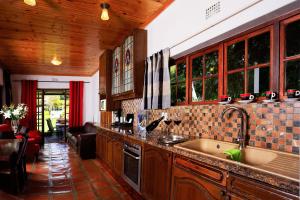 Ett kök eller pentry på Orange-Ville Lodge & Guesthouse
