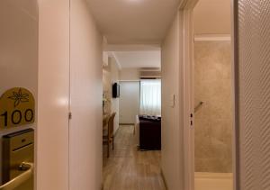 a room with a door leading to a hallway at Hotel Solans Libertador in Rosario