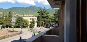 Vista generica sulle montagne o vista sulle montagne dall'interno dell'hotel