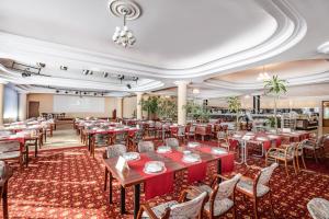 Reštaurácia alebo iné gastronomické zariadenie v ubytovaní Hotel Gołębiewski Białystok