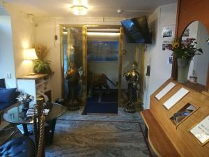 una sala de estar con un perro en una puerta de cristal en Stockholm Classic Hotell, en Estocolmo