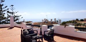 Un balcón con sillas y vistas al océano. en Apartamentos Torrenueva Park, en La Cala de Mijas