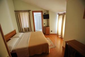 sypialnia z dużym łóżkiem w pokoju w obiekcie Hotel Sanvitale w mieście Fontanellato
