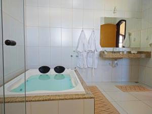 uma casa de banho com uma banheira com duas tigelas em Arraial da Lage Hospedaria em Resende Costa