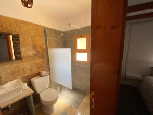 ein Badezimmer mit Toilette und Waschbecken in der Unterkunft La cara Luna in Santa Brígida