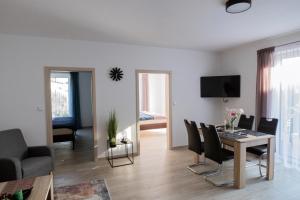 TV a/nebo společenská místnost v ubytování Apartmány Allis