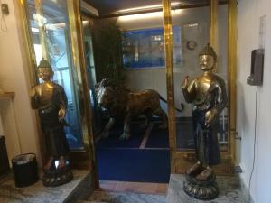 two statues in a room with a lion and a mirror at Stockholm Classic Budget Hotell in Stockholm