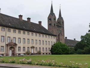 ein großes Gebäude mit einem Turm im Hintergrund in der Unterkunft Gästehaus am Räuschenberg in Höxter