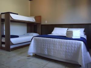 a bedroom with two bunk beds in a room at Pousada Vô Quintino in Penha