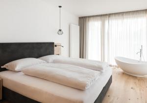 Łóżko lub łóżka w pokoju w obiekcie Park Hotel Villa Etschland