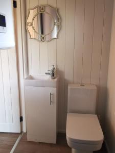 A bathroom at Forest Heath Shepherd's Huts
