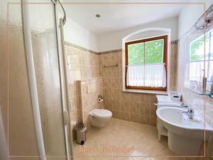 Koupelna v ubytování Hotel Kollerhof + 37 fotografií
