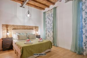 a bedroom with a bed with a green bedspread at Alcam Gignas in Barcelona