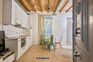 a kitchen with a table and chairs in a room at Alcam Gignas in Barcelona