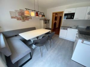 Kuchyňa alebo kuchynka v ubytovaní Apartments Oberhollenzer