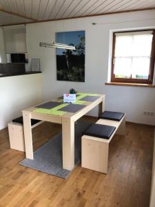 un tavolo con due sgabelli in una stanza di Ostallgäu a Ruderatshofen