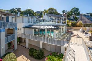 una vista aérea de una casa con piscina en Résidence Pierre & Vacances Premium Le Coteau et la Mer, en Tréboul