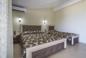 A bed or beds in a room at Studios Xanthipi