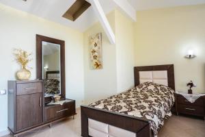 A bed or beds in a room at Studios Xanthipi
