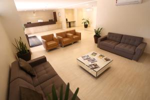 a living room with couches and a coffee table at Esplanada Brasilia Hotel e Eventos in Brasília