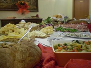 a table topped with lots of different types of food at Nido Del Merlo in Santomato 