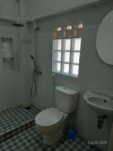 Kylpyhuone majoituspaikassa Rumah Kina Putih