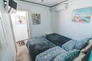 Voodi või voodid majutusasutuse Lux house with outdoor jacuzzi and sea view in Santorini toas