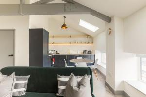 Goodstay Apartments by Urban Space的厨房或小厨房