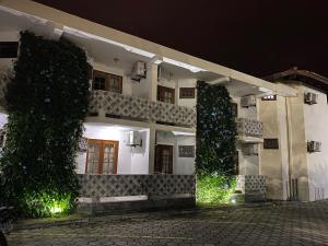 un edificio con hiedra a un lado por la noche en Eden Praia Hotel en Porto Seguro