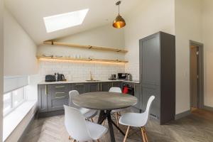 Goodstay Apartments by Urban Space的厨房或小厨房