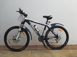 ein Fahrrad, das neben einer weißen Wand geparkt ist in der Unterkunft Taibá Beach Resort casa térrea ou chalet enteiro in Taíba