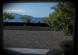 - une vue sur la plage depuis une fenêtre donnant sur l'océan dans l'établissement Casa Caminho da Barca, à Madalena