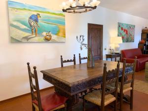 un comedor con una mesa y una pintura en la pared en Villa Belvedere, en San Vincenzo