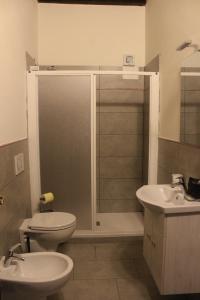 uma casa de banho com um chuveiro, um WC e um lavatório. em SOCIETA' AGRICOLA LAMBURE SRL em Popiglio