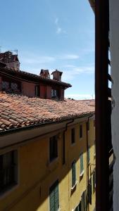 a view of a building with a tile roof at Torres Rojas Attico in Ivrea