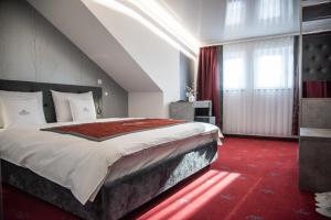 Postel nebo postele na pokoji v ubytování Hotel Royal