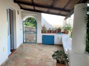 eine offene Tür zu einem Innenhof mit einer Terrasse in der Unterkunft La Casa di Tommy - Santa Marina Salina in Santa Marina Salina + 26 Fotos
