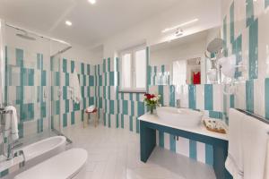 a bathroom with two sinks and a tub at Gala Residence Villa Giovanna in Ravello