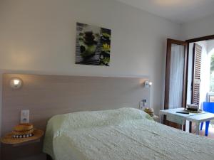 Hôtel Punta e Mare des Chambres ou des Appartements T2客房内的一张或多张床位