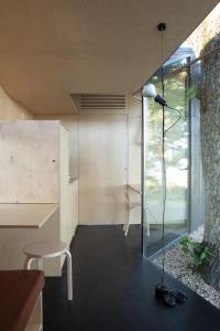 Habitación con ducha de cristal con mesa y silla en CASA NO CASTANHEIRO, en Meda