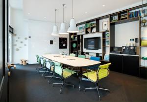 El área de trabajo o centro de convenciones de citizenM Zürich