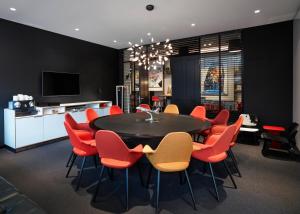 Una televisión o centro de entretenimiento en citizenM Zürich