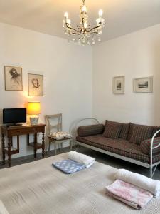 ein Wohnzimmer mit einem Sofa und einem Tisch in der Unterkunft A casa Gasperini - Appartamento in centro a Casalecchio di Reno in Casalecchio di Reno