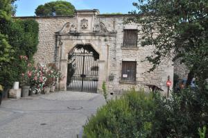 - une entrée pour un bâtiment en pierre avec une porte dans l'établissement Gîte de Catherine, à Saint-Didier