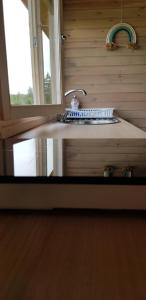 eine Küchentheke mit einem Waschbecken und einem Fenster in der Unterkunft Rota 